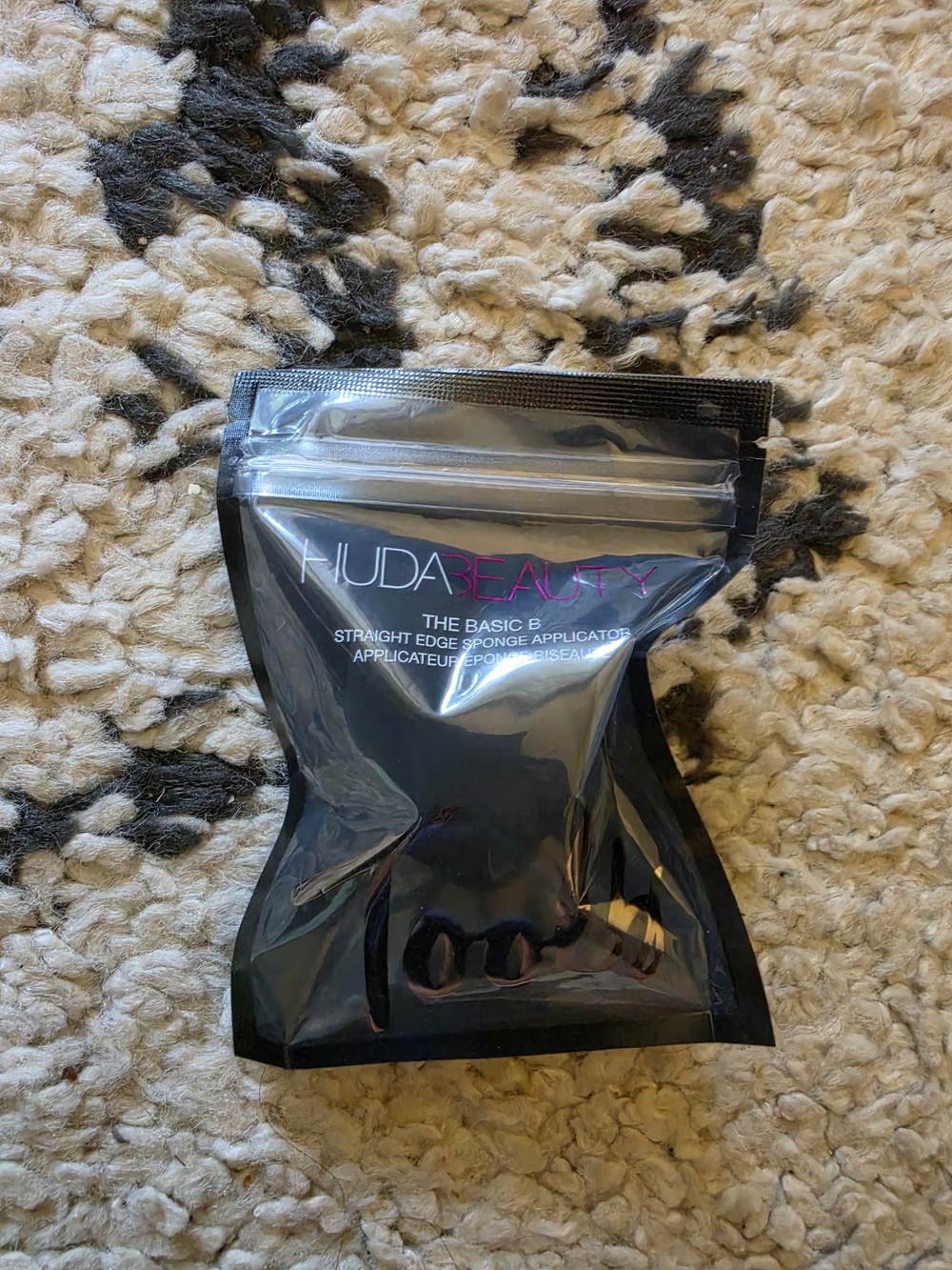 HUDA BEAUTY Straight Edge Sponge Applicator - Black with Pink Logo